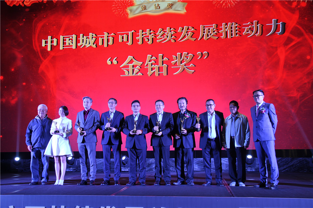 厲害了我的BOSS！柳朝陽(yáng)董事長(zhǎng)榮獲“年度房地產(chǎn)產(chǎn)業(yè)鏈創(chuàng)新人物”稱號(hào)
(圖1)